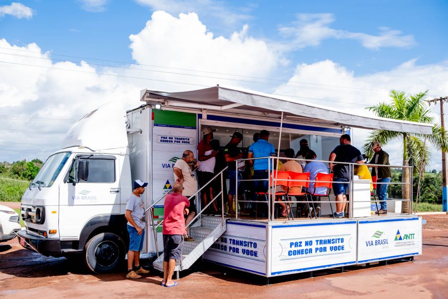 Campanha de segurança viária da Via Brasil BR-163 e ANTT é finalizada com ação de saúde voltada para caminhoneiros